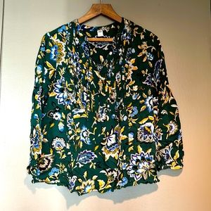Striking green floral top with ties at neck and pleated detail size Lg